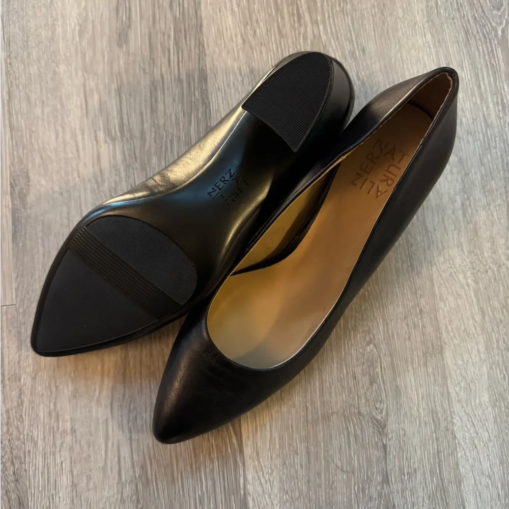 Classic Black Naturalizer Heel - Picture 3 of 3